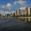 Um quebra-mar forma uma piscina em Waikiki, praia de Honolulu, a capital do Havaí, na ilha de Oahu